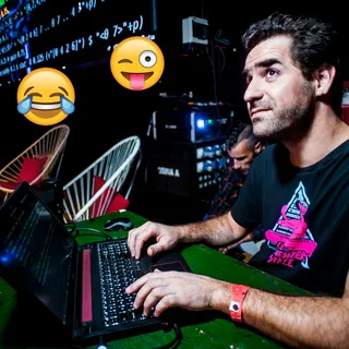 Técnica de live coding para permitir que la audiencia envíe emojis desde de sus teléfonos.