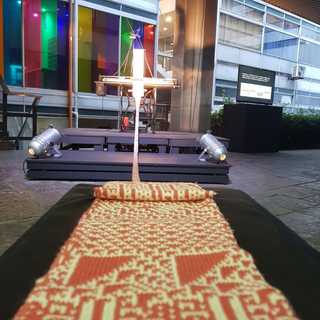 Robotic work that autonomously weaves neo-representations of the Andean cross.
